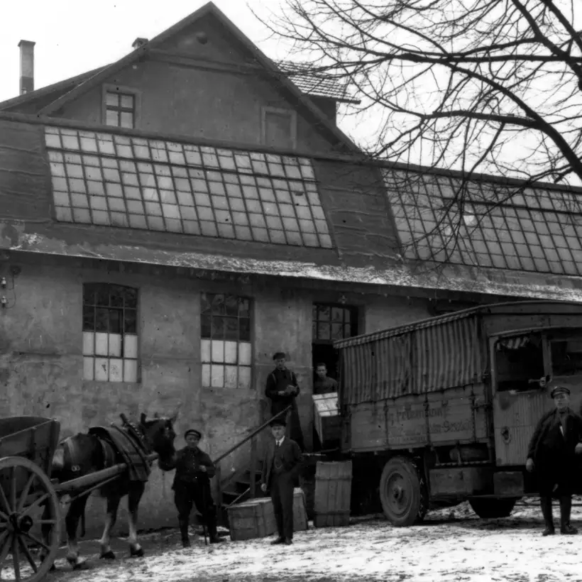 Archive photograph from 1919 showing an early JUNG building with a horse and cart outside